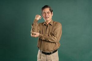 retrato de medio Envejecido asiático hombre posando en azul antecedentes foto