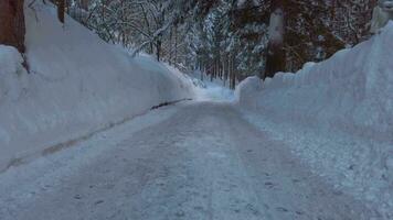 snöig gata i en små by i öst tyrolen i österrike video