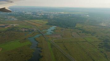 visie van de patrijspoort. vliegend over- de stad van st. petersburg naar land- in poelkovo. stad, top visie video