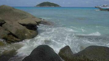 turchese onde lanciato su il rocce, spiaggia di KOH miang isola, similan isole video