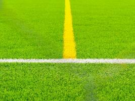 un fútbol campo ver desde fuera de el cerca, enfoque en el campo, después algunos ediciones foto