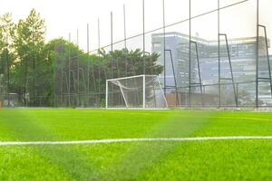 un fútbol campo ver desde fuera de el cerca, enfoque en el campo, después algunos ediciones foto