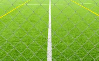 un fútbol campo ver desde fuera de el cerca, enfoque en el campo, después algunos ediciones foto