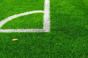 un fútbol campo ver desde fuera de el cerca, enfoque en el campo, después algunos ediciones foto