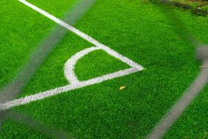 un fútbol campo ver desde fuera de el cerca, enfoque en el campo, después algunos ediciones foto