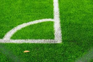 un fútbol campo ver desde fuera de el cerca, enfoque en el campo, después algunos ediciones foto