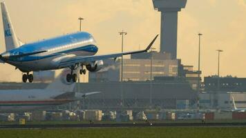 Ámsterdam, el Países Bajos julio 25, 2017 - klm saltamontes abrazador erj 175 ph Exk que se acerca antes de aterrizaje a pista 06 kaagbaan a amanecer. barco aeropuerto, Ámsterdam, Holanda video