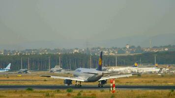 frankfurt a.m principal, Alemania julio 21, 2017 - lufthansa aerobús 319 re todo aterrizaje a 25 litros, lento movimiento. Fraportar, Fráncfort del Meno, Alemania video