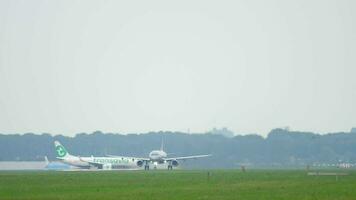 amsterdam, nederland 26 juli 2017 - aeroflot airbus a321 vp bjx versnellen voor vertrek op baan 24 kaagbaan, slow motion. shiphol airport, amsterdam, holland video