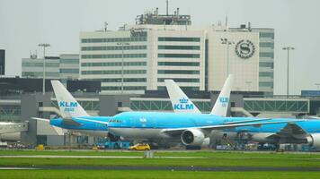 amsterdam, das Niederlande Juli 25, 2017 - - klm königlich Niederländisch Fluggesellschaften boeing 777 ph bqm Abschleppen zu Service, Schiffshol Flughafen, amsterdam, Holland video