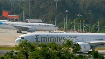 PHUKET, THAILAND NOVEMBER 26, 2016 - Emitates Boeing 777 A6 EBO taxiing before departure from Phuket airport. video