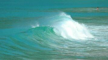 olas altas en la playa de nai harn, tailandia video