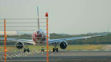 Düsseldorf, Alemania julio 21, 2017 - eurowings aerobús 320 acelerar antes de salida a puesta de sol. dusseldorf aeropuerto video