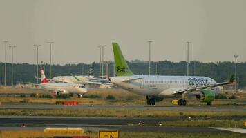 Frankfurt ben hoofd, Duitsland juli 18, 2017 - lucht Baltisch luchtbus een220 300 ex. bombardier cs300 yl csb vlucht bti7kj naar Riga rix taxiën voordat vertrek. fraport, Frankfurt, Duitsland video