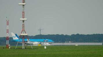 Amsterdam, de Nederland juli 26, 2017 - garuda Indonesië boeing 777 pk gij vlucht ga89 naar Jakarta cgk versnellen voordat vertrek Bij aalsmeerbaan 18l, schiphol luchthaven, Amsterdam, Holland video