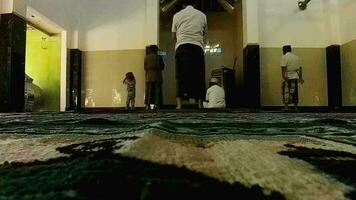magelang, indonesia.24-09-2023.alguien en el mezquita a realizar oraciones. video