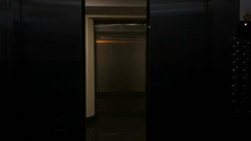 Aufzug Türen öffnen beim Nacht. gespenstisch. video