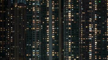 laps de temps de fenêtre lumières dans gratte-ciel appartement bloquer à nuit video