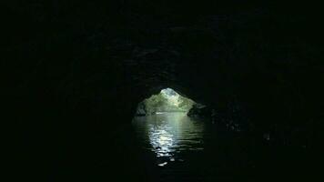 barco caverna Tour dentro ha grandes baía, Vietnã video