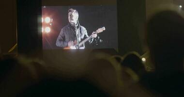 chanteur performant avec guitare pendant concert dévoué à bande kino video