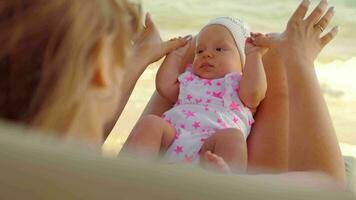 Mama tun Übung mit Baby draussen video