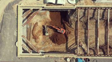 excavador trabajando a subterraneo túnel estación construcción. aéreo lento movimiento video