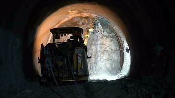 utgrävning förbi tung Utrustning i tunnelbana tunnel konstruktion. ny österrikiska tunneldrivning metod - natm video