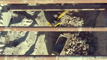 grävmaskin arbetssätt på tunnelbana tunnel station konstruktion. antenn långsam rörelse video