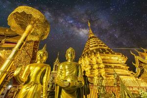 el noche estrellado cielo lechoso camino y wat phra ese doi suthep es turista atracción de chiang Mai, tailandia foto