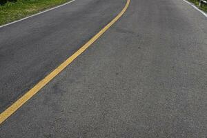 asfalto la carretera con calificación líneas blanco rayas textura antecedentes. foto