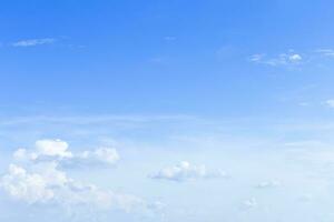 Textura de fondo de cielo azul con nubes blancas. foto