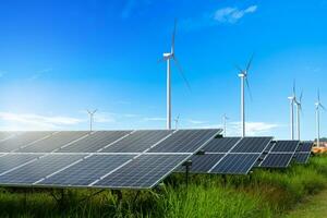 fotovoltaica módulos solar poder planta con viento turbinas en contra y azul cielo con nubes,alternativa energía concepto. foto