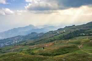 puesta de sol de la cordillera de la vista panorámica con el pueblo en el sendero natural en el parque nacional phu thap buek en phetchabun, tailandia. foto