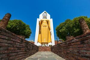 Buda estatua a wat phra si rattana mahathat además coloquialmente referido a como wat yai es un budista templo eso es un mayor turista atracción Phitsanulok, Tailandia. foto