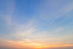 Fondo azul dramático de la textura del cielo del atardecer. foto