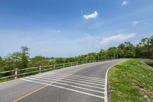 vista de la carretera depósito árbol verde y fondo de cielo azul. foto