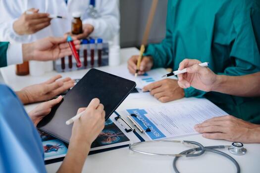 médico tecnología red equipo reunión concepto. médico mano trabajando con inteligente teléfono moderno digital tableta y ordenador portátil computadora con gráficos gráfico interfaz, con virtual icono diagrama foto