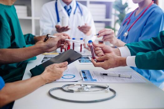 médico tecnología red equipo reunión concepto. médico mano trabajando con inteligente teléfono moderno digital tableta y ordenador portátil computadora con gráficos gráfico interfaz, con virtual icono diagrama foto