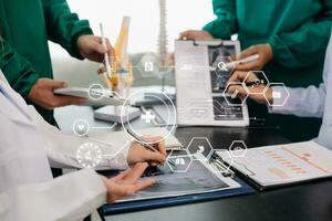médico tecnología red equipo reunión concepto. médico mano trabajando con inteligente teléfono moderno digital tableta y ordenador portátil computadora con gráficos gráfico interfaz, con virtual icono foto