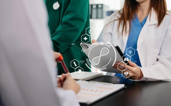 médico tecnología red equipo reunión concepto. médico mano trabajando con inteligente teléfono moderno digital tableta y ordenador portátil computadora con gráficos gráfico interfaz, con virtual icono foto