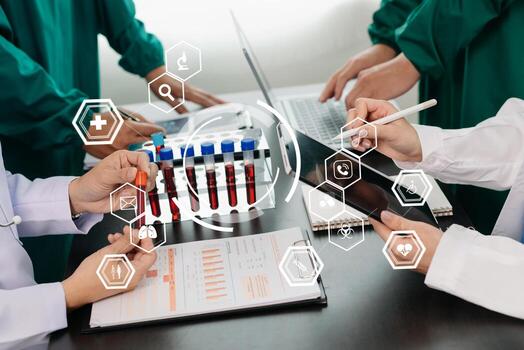 médico tecnología red equipo reunión concepto. médico mano trabajando con inteligente teléfono moderno digital tableta y ordenador portátil computadora con gráficos gráfico interfaz, con virtual icono foto