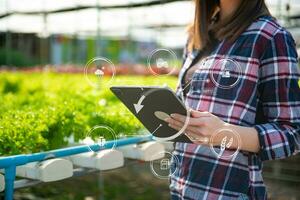 agricultor inteligente que utiliza la aplicación por conceptos de tableta tecnología agrícola moderna e icono visual. foto