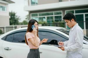 mujer y seguro agente reclamación (es proceso después coche chocar. con un asiático masculino seguro ajustador foto