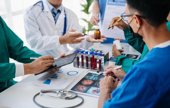 médico tecnología red equipo reunión concepto. médico mano trabajando con inteligente teléfono moderno digital tableta y ordenador portátil computadora con gráficos gráfico interfaz, con virtual icono diagrama foto