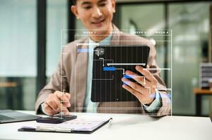 gerente de proyecto trabajando y actualizando tareas con hitos de planificación de progreso y diagrama de programación de diagramas de gantt. negocios que trabajan con teléfonos inteligentes, tabletas y computadoras portátiles foto