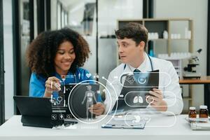 médico investigación laboratorio retrato de dos africano americano científicos trabajando utilizando digital tableta analizando medicina biotecnología con vr icono foto