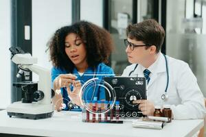 médico investigación laboratorio retrato de dos africano americano científicos trabajando utilizando digital tableta analizando medicina biotecnología con vr icono foto