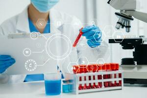 adn molécula pruebas conceptos. el médico en un máscara examina adn moléculas en el químico laboratorio con virtual icono foto