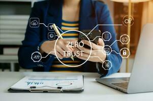 cero confiar seguridad concepto persona utilizando computadora y tableta con cero confiar icono en virtual pantalla de datos negocios foto