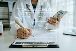 gerente de proyecto que trabaja y actualiza las tareas con el diagrama de programación de diagramas de Gantt en el hospital. éxito médico inteligente que trabaja con el concepto de médico inteligente. foto